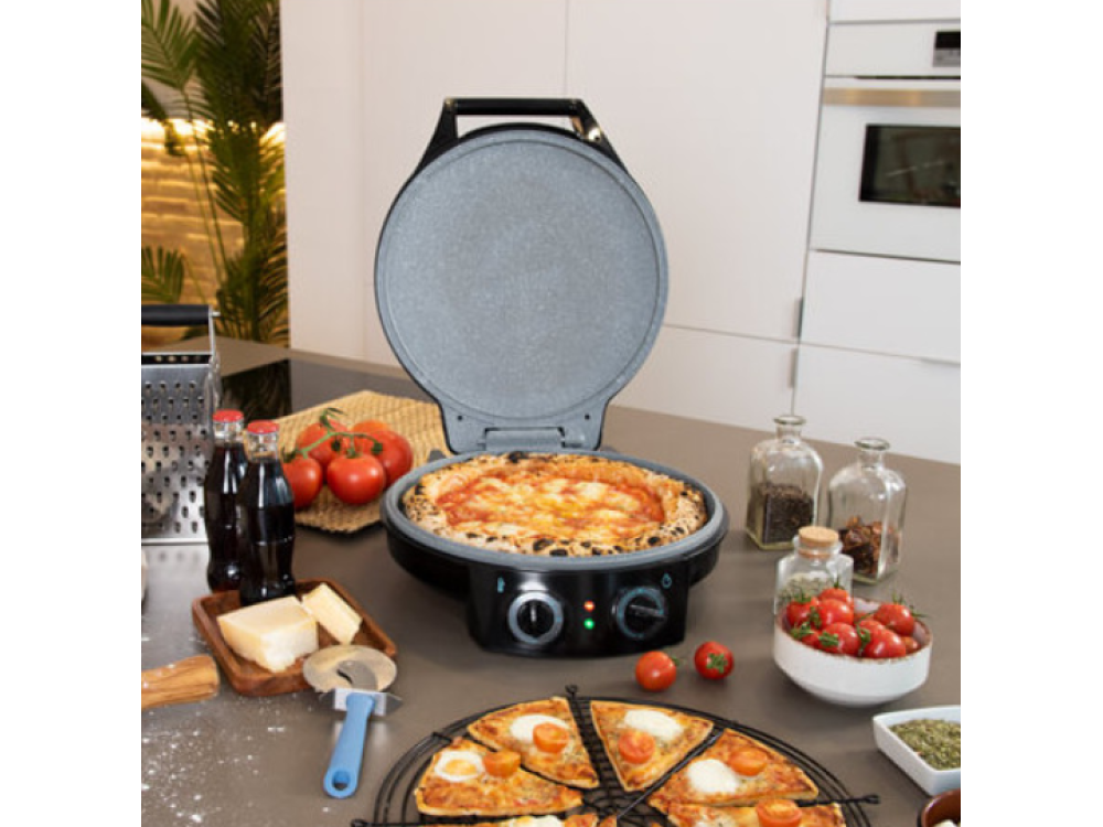 Un horno de pizza con una pizza cocinada. Ingredientes como tomates y queso están en la escena.