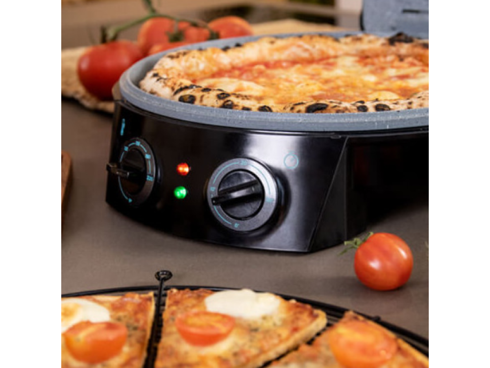 Un horno de pizza con una pizza dentro. Varias rebanadas de pizza en primer plano.