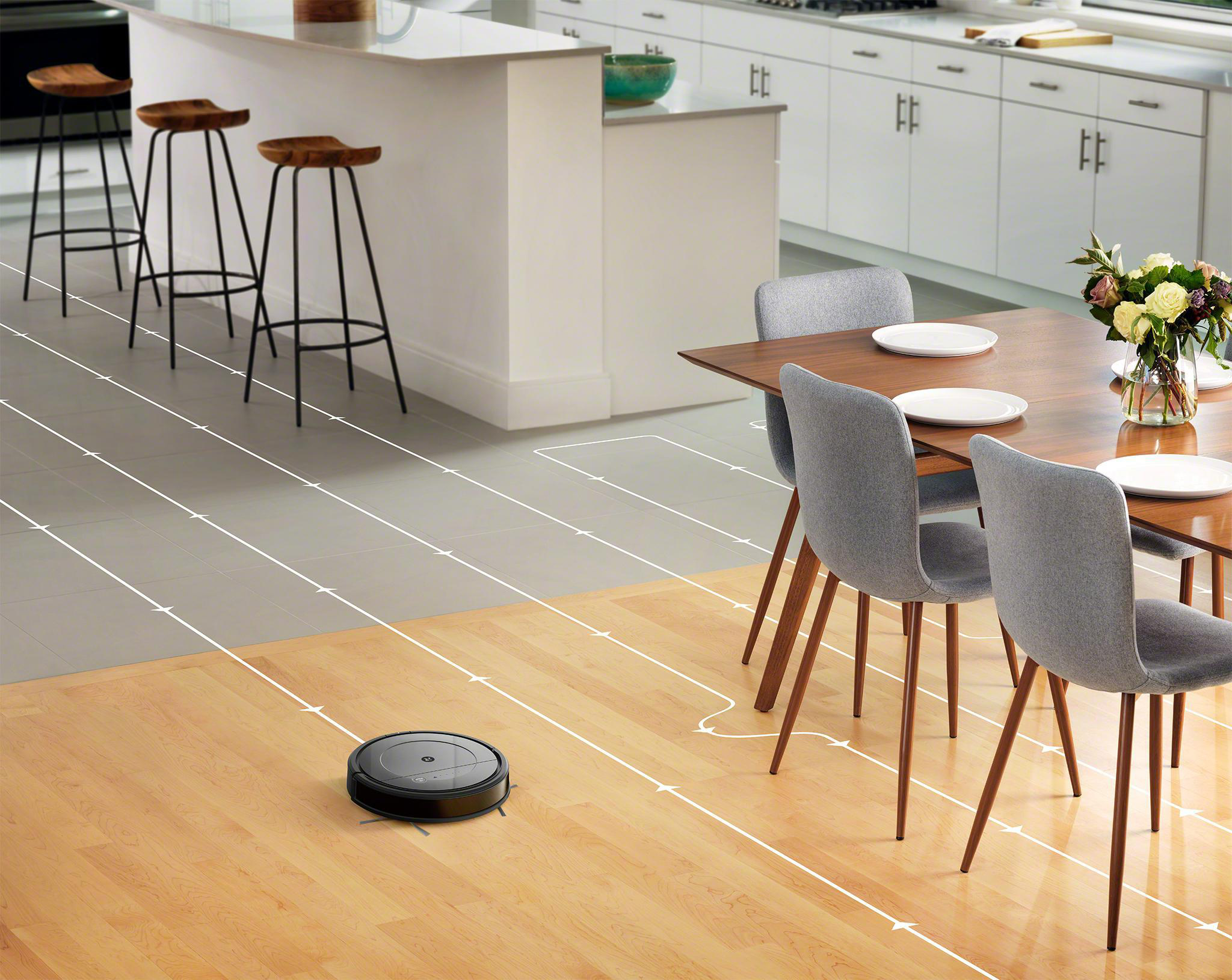 Roboter-Staubsauger reinigt einen Boden mit hellem Holzdekor.