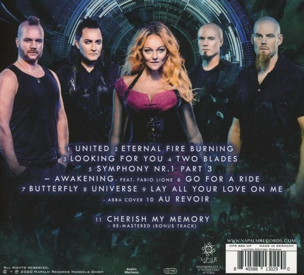 Albumcover mit Bandmitgliedern und Titelliste. Bandmitglieder im Vordergrund, Album im Hintergrund.