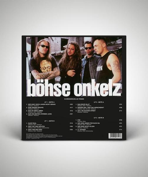 Albumcover mit Bandfoto und Titelliste. Schwarzer Hintergrund mit weißem Text.
