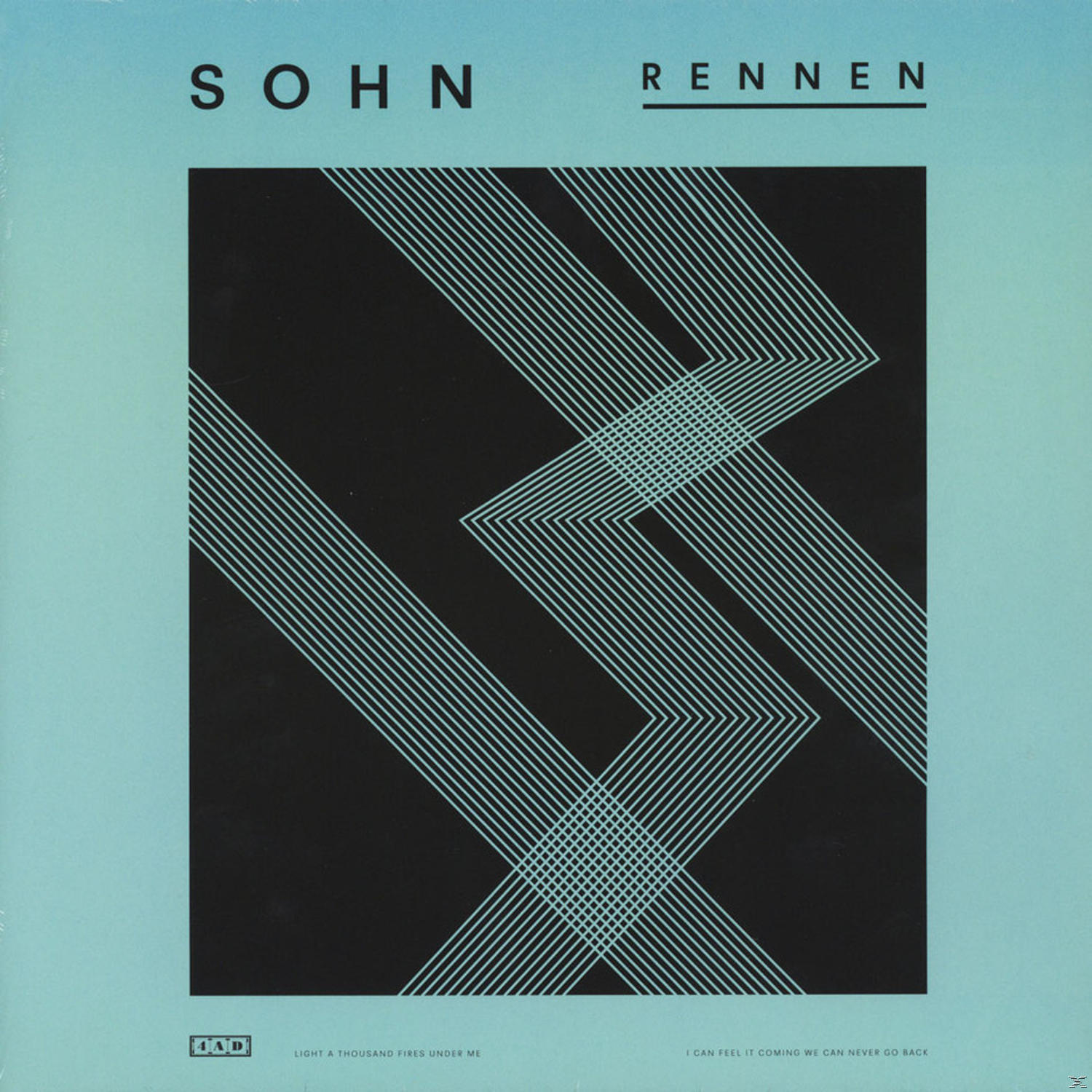 Albumcover mit schwarzen und blauen Linien über einem schwarzen Quadrat. Weißer Text oben. Sohn Rennen.