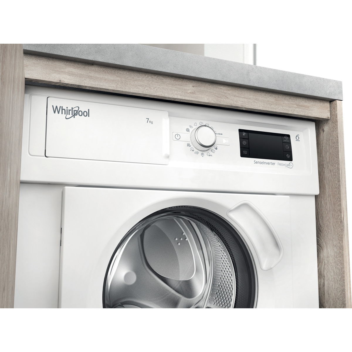 Fehér Whirlpool mosógép. Vezérlőpanel felül és fa pult.