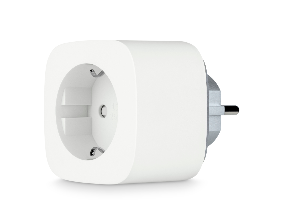 Ein weißer Smart-Stecker mit runder Steckdose und silbernem Stecker. Der Stecker steht aufrecht.