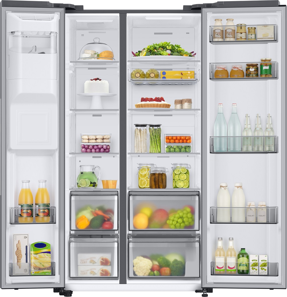 Side-by-Side-Kühlschrank mit transparenten Regalen gefüllt mit Lebensmitteln.