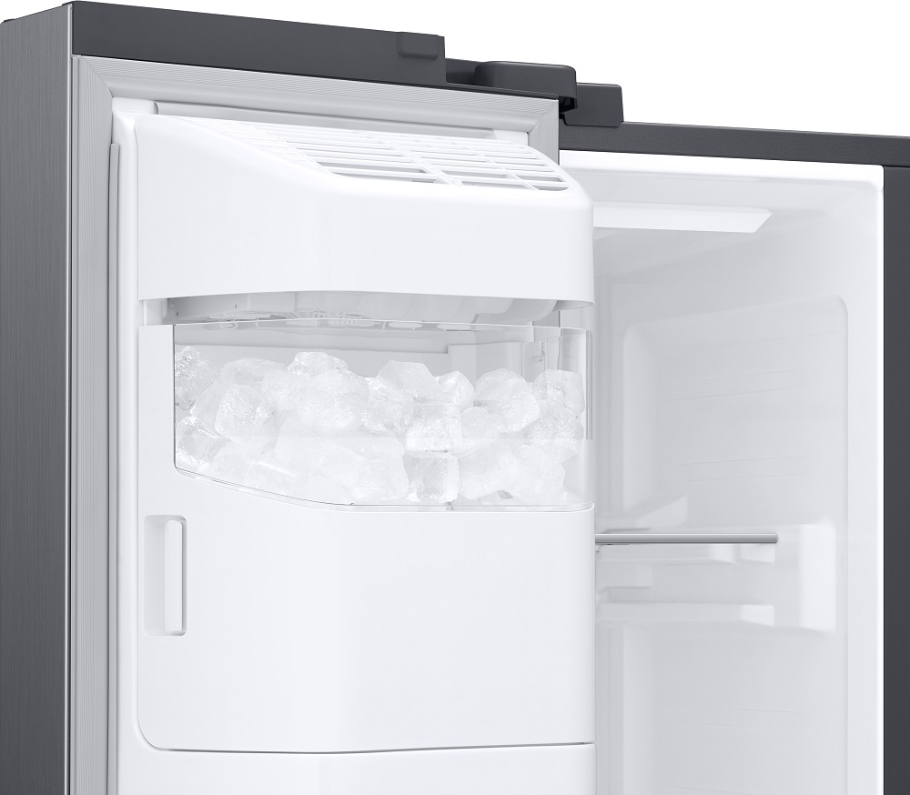 Offener weißer Kühlschrank mit Eiswürfeln im Eisbereiter.
