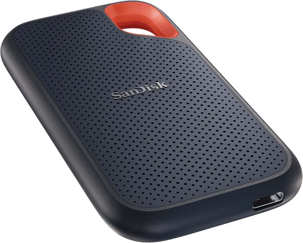 Eine schwarze und marineblaue externe Festplatte von Sandisk mit rotem Griff. Löcher bedecken den Großteil der Oberfläche.