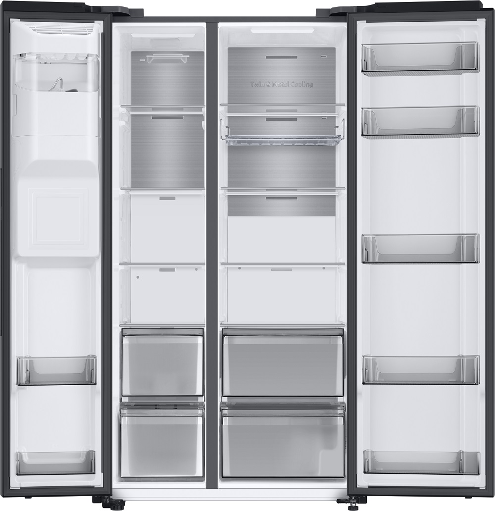 Ein schwarzer Kühlschrank mit offenen Türen, die Regale zeigen.