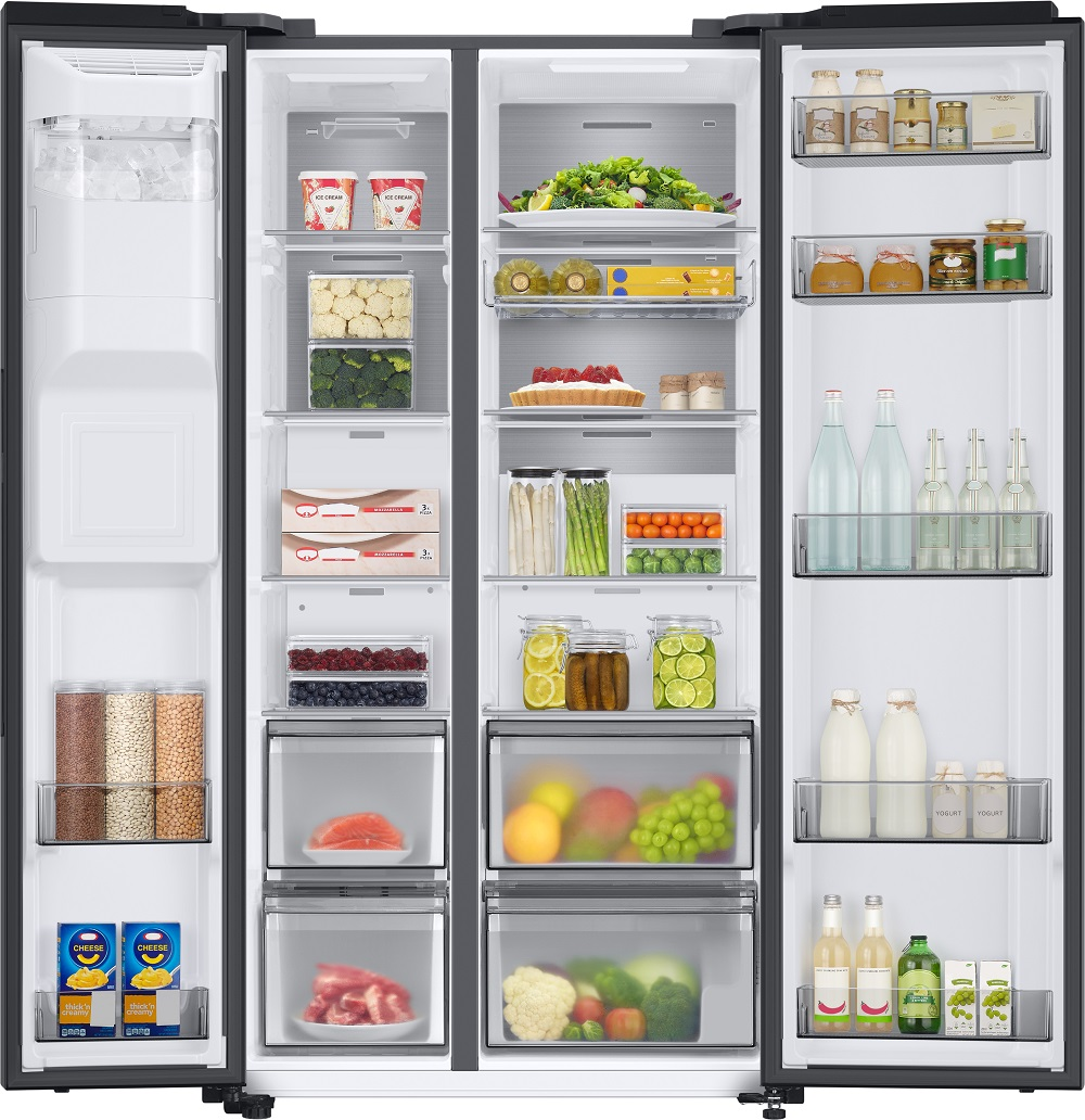 Geöffneter Kühlschrank mit Regalen und Schubladen mit Lebensmitteln, hauptsächlich Gemüse und Obst.