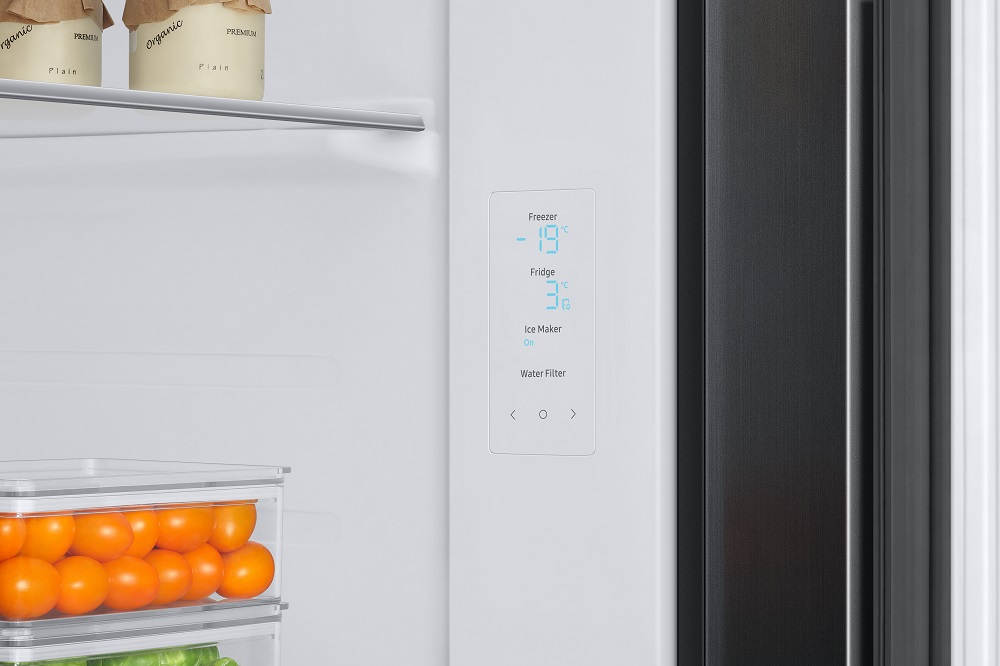 Kühlschrankinnenraum. Zeigt Temperatureinstellungen für Gefrierschrank, Kühlschrank und Eismaschine.