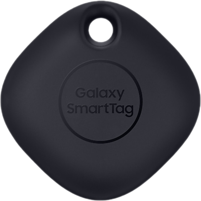 Egy fekete Galaxy SmartTag. Kerekített négyzet, felül lyukkal, a márkanévvel egy körben a közepén.