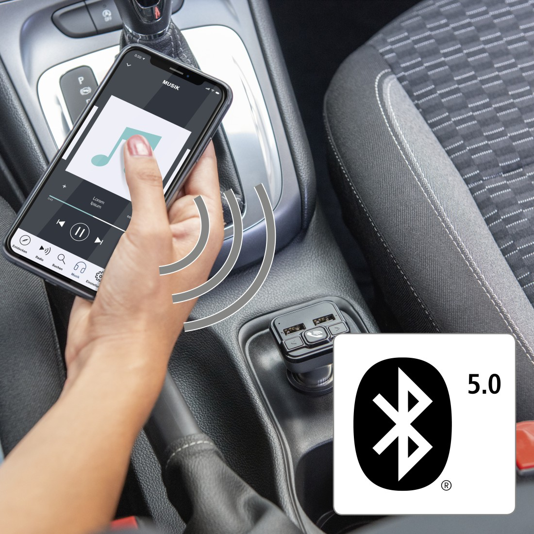 Eine Person hält ein Telefon mit Musik, das mit einem Bluetooth-Adapter verbunden ist.