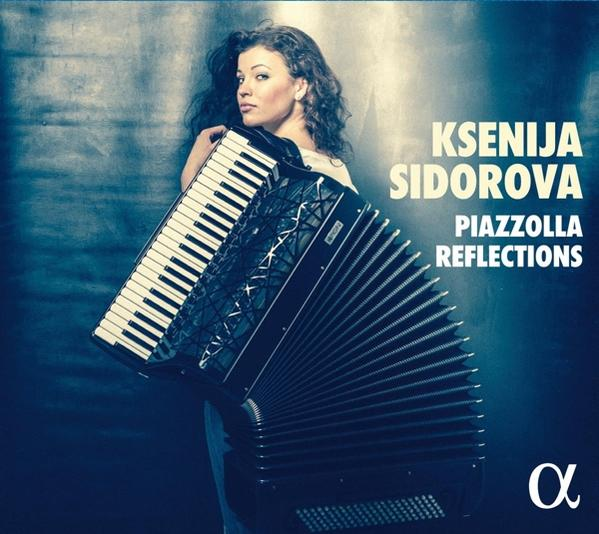 Couverture d'album avec une femme tenant un accordéon. Le texte dit 'Ksenija Sidorova' et 'Piazzolla Reflections'.