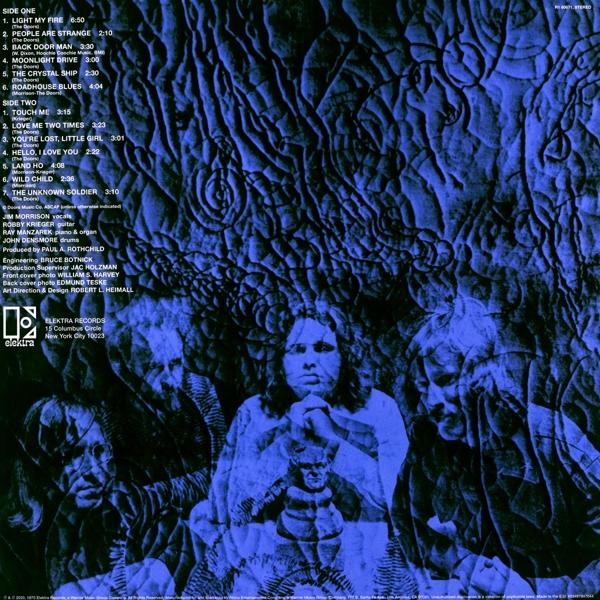 Achterkant van een blauwe albumhoes met bandleden en songtitels op een blauwe achtergrond.