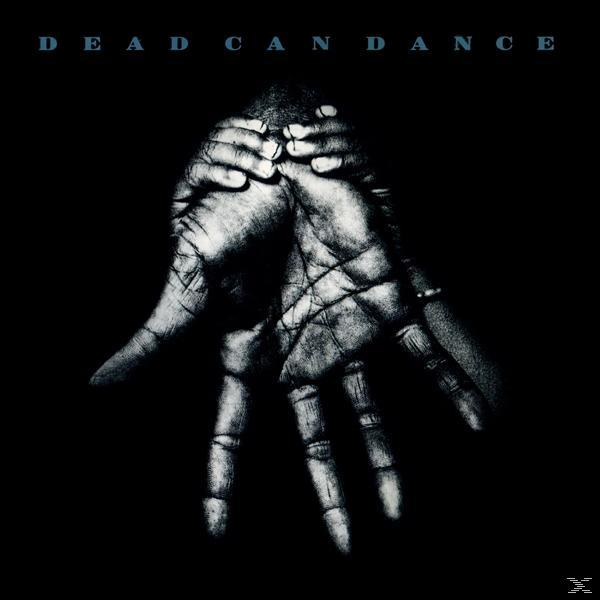 Fekete-fehér kép két összefonódó kézről sötét háttérben, DEAD CAN DANCE felirattal.