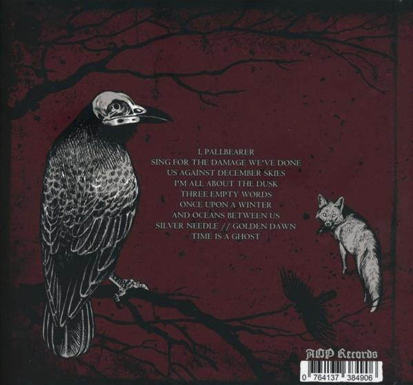 Albumcover mit Rabe, Fuchs, Text und dunklem roten Hintergrund.