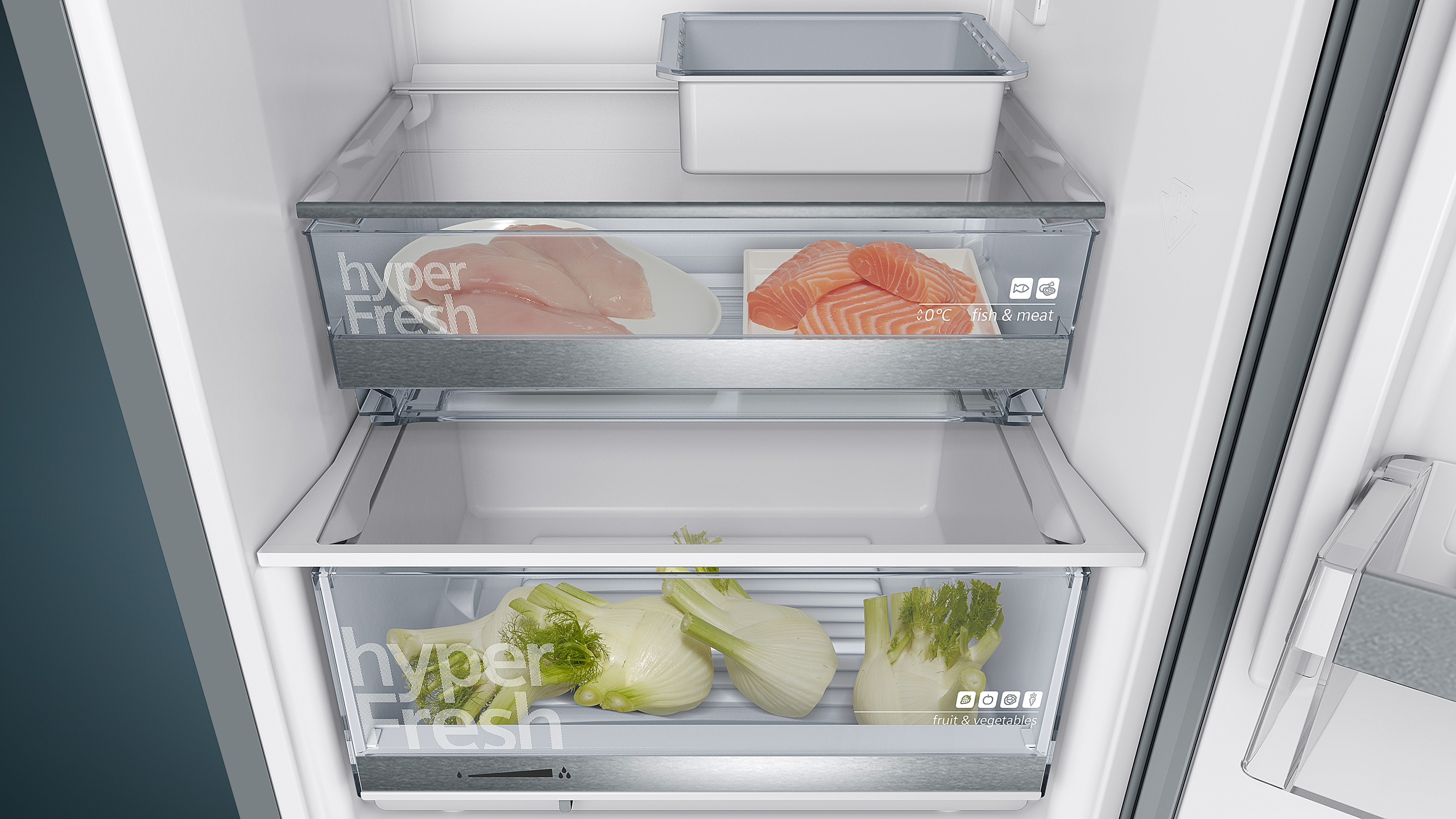 Kühlschrankinnenraum mit zwei Schubladen. Enthält Lebensmittel wie Huhn, Lachs und Gemüse.