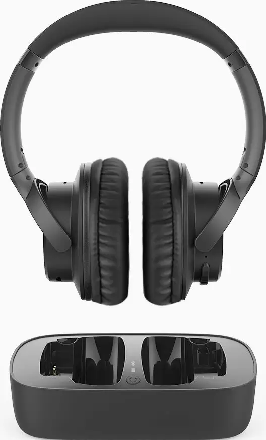 Schwarze Kopfhörer auf einer Ladestation. Die Kopfhörer sind Over-Ear-Stil.