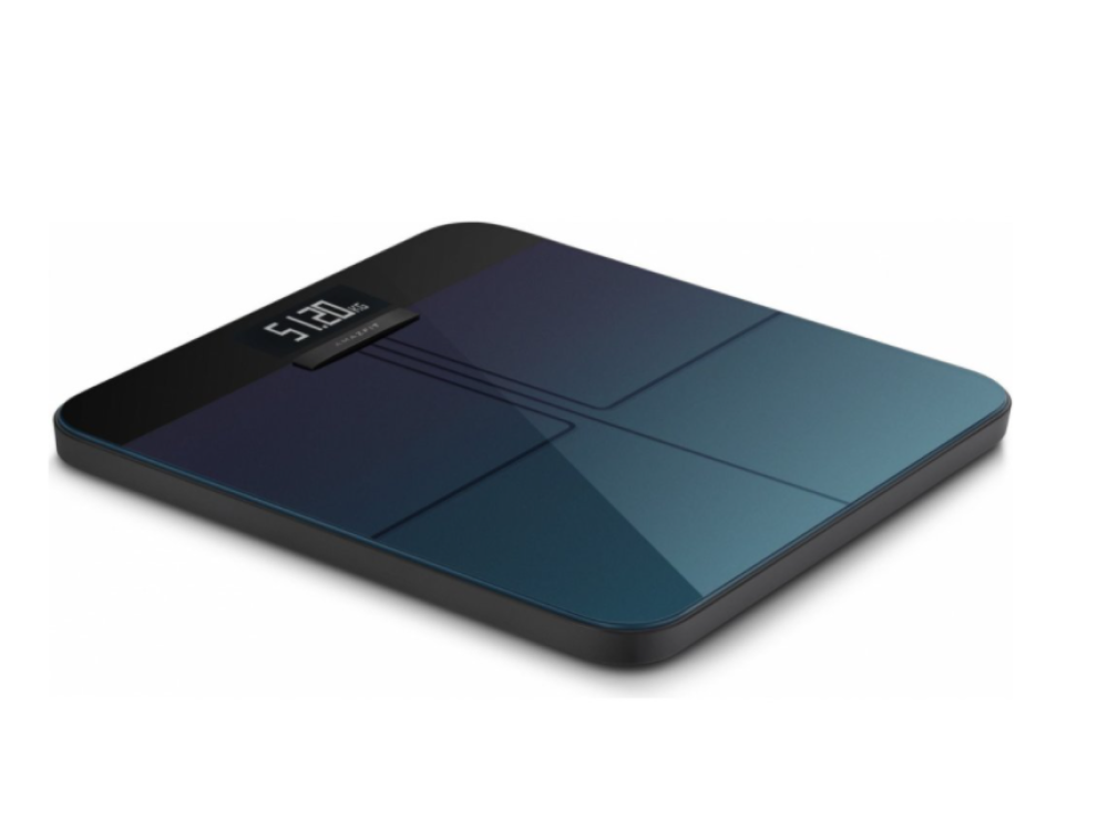 Una báscula digital azul oscuro y negra sobre una superficie blanca. La pantalla muestra el peso.