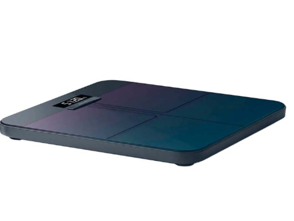 Una báscula digital con superficie azul muestra el peso de 51,2 kg.
