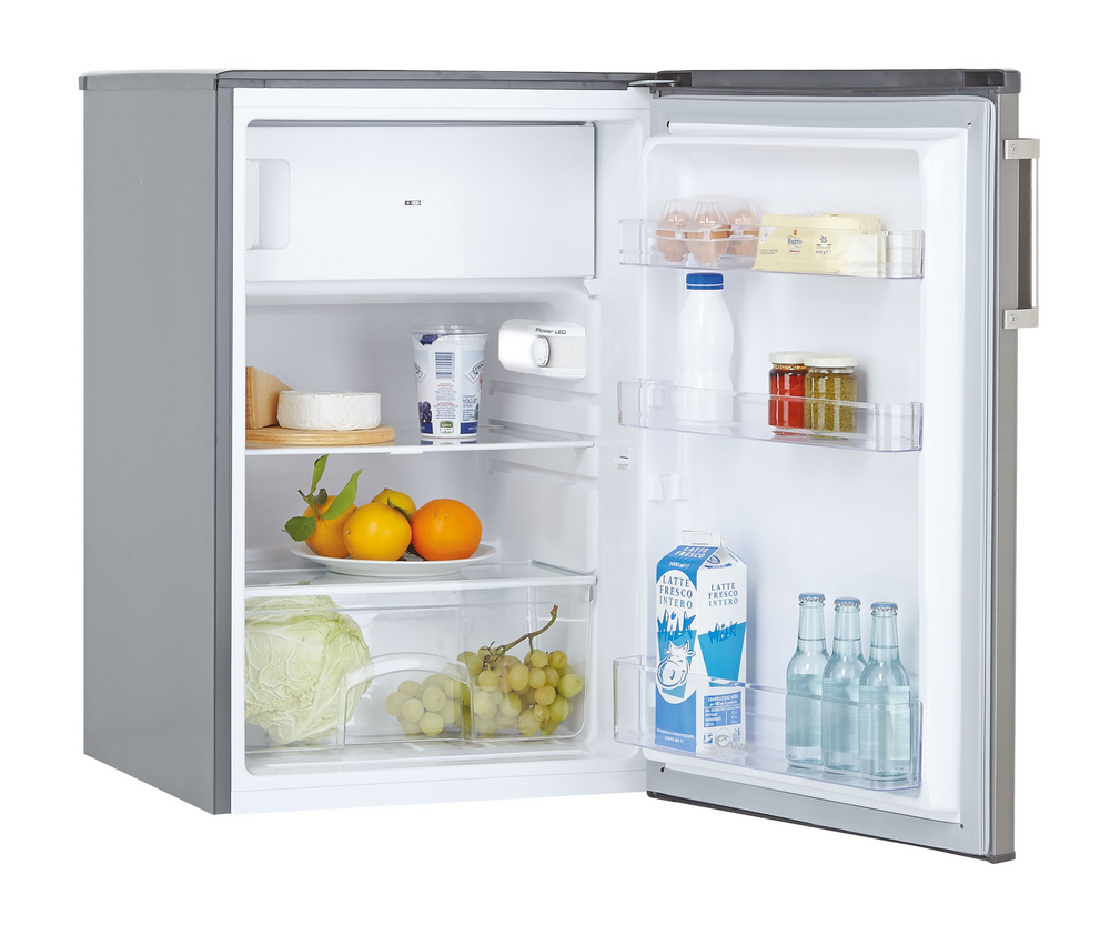 Refrigerador plateado abierto con estantes de comida, interior blanco y puerta abierta.