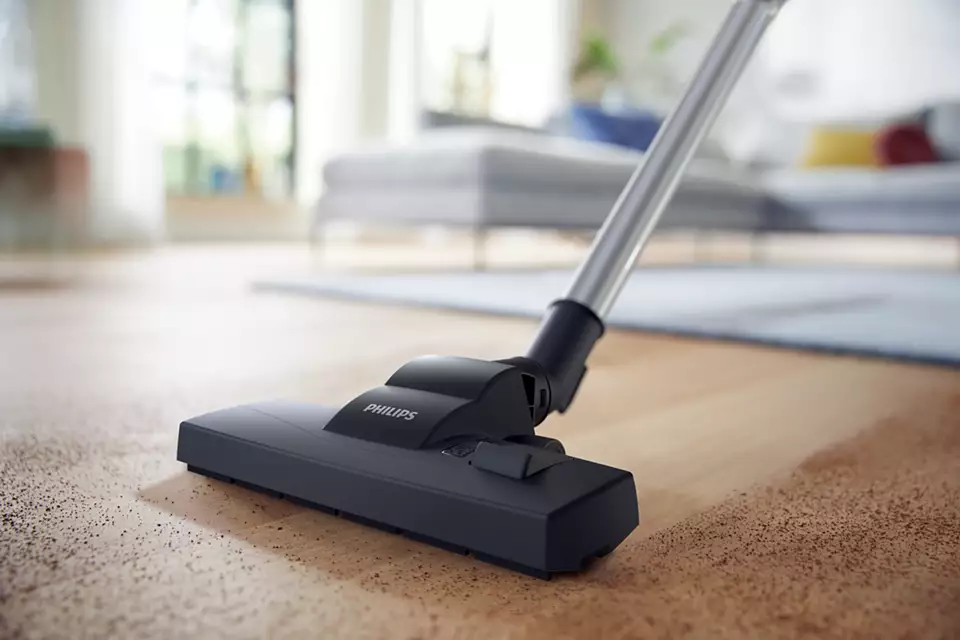 Staubsaugerkopf auf einem Holzboden. Das Philips-Logo ist sichtbar.