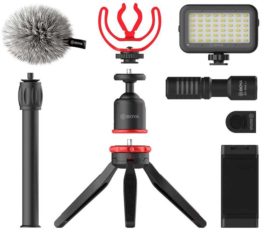 Une collection d'équipement d'enregistrement audio. Comprend un microphone, un pied et une lumière.