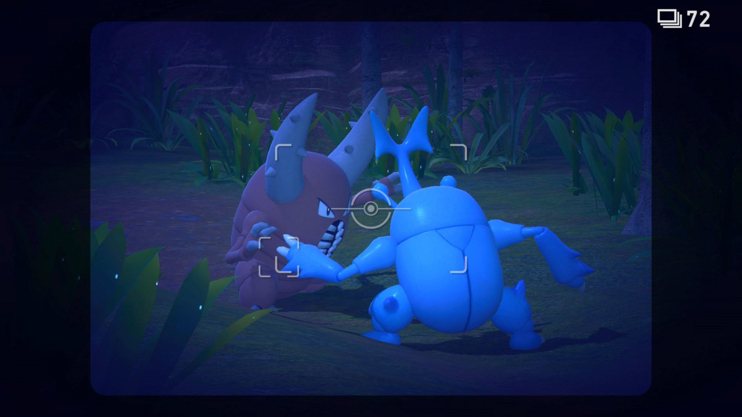 Een screenshot van een spel, met twee Pokemon in een bos.