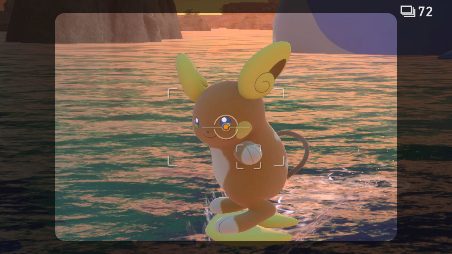 Pokemon Raichu in een fotolijst bij het water. De scène heeft een natuurlijke, gouden tint.