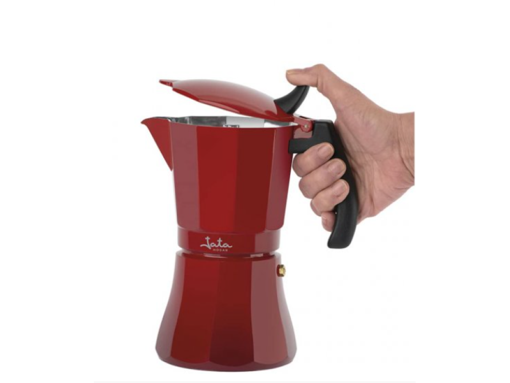 Cafetera espresso roja, mano sujetando el asa. La tapa está abierta, mostrando el interior.