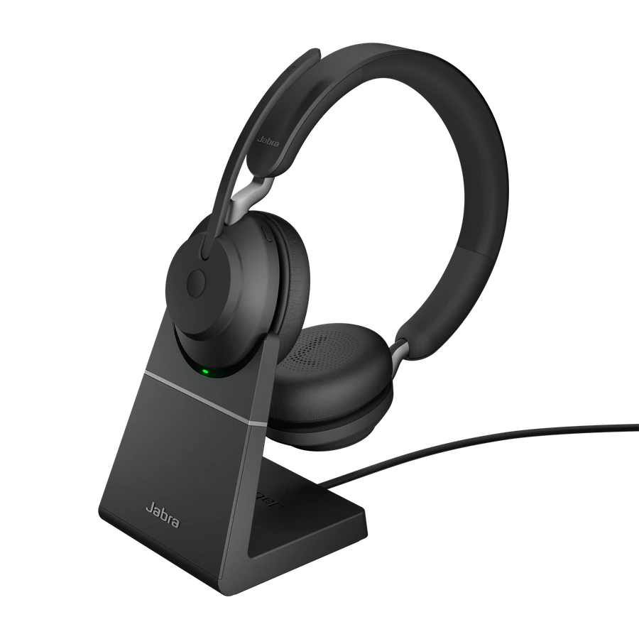 Schwarzes Jabra-Headset auf einem schwarzen Ladeständer. Ein grünes Licht ist am Ständer an.