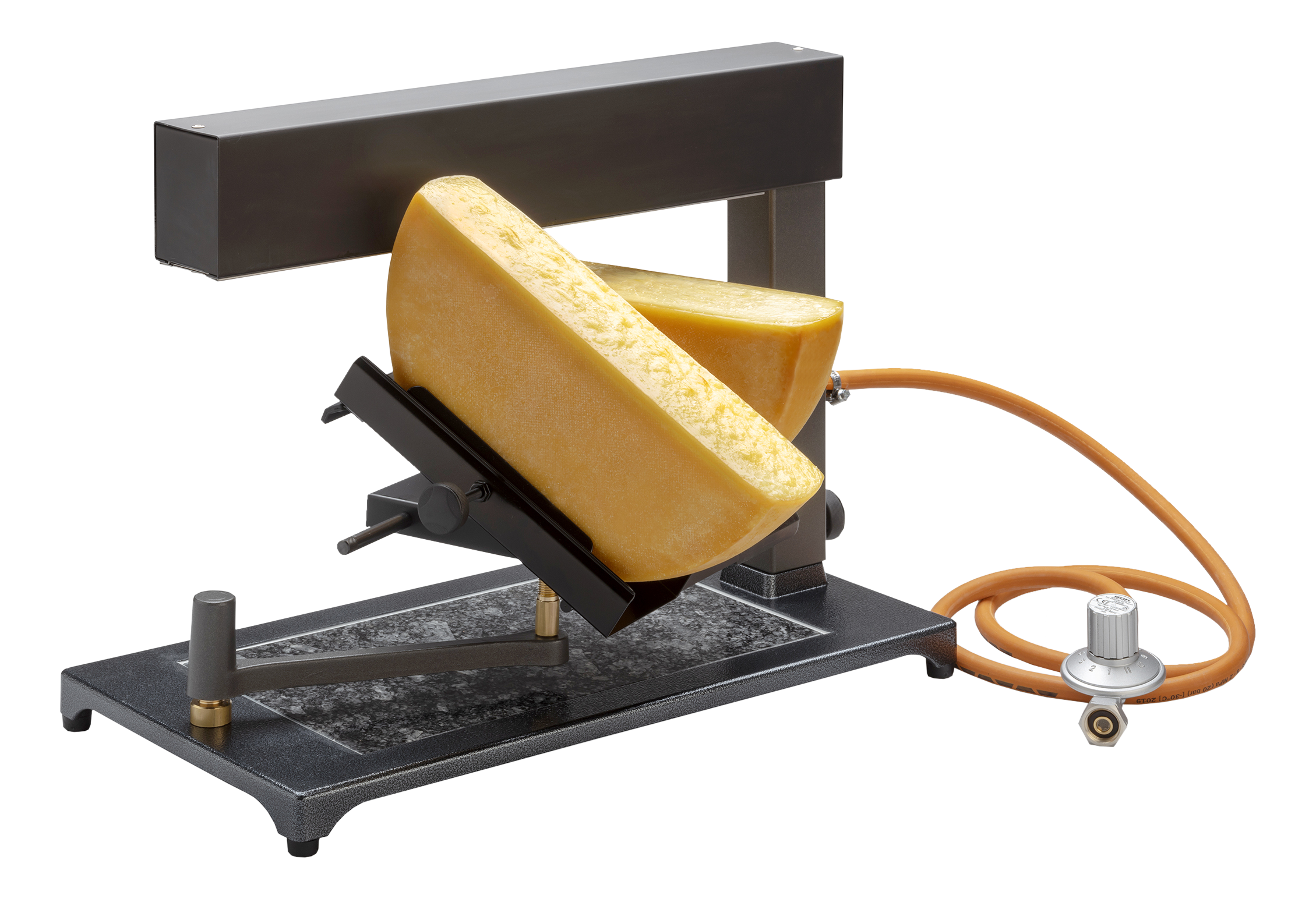 Ein Raclette-Grill mit Käsescheiben. Der Grill ist schwarz und hat eine Gasleitung. Der Käse ist gelb.
