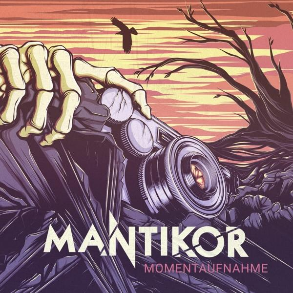 Albumcover mit einer Skeletthand, die eine Kamera hält. Der Text lautet 'MANTIKOR'.