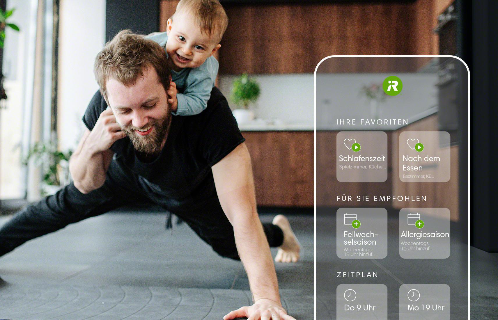 Ein Mann macht Liegestütze mit einem Baby auf dem Rücken, eine Smartphone-App ist sichtbar.