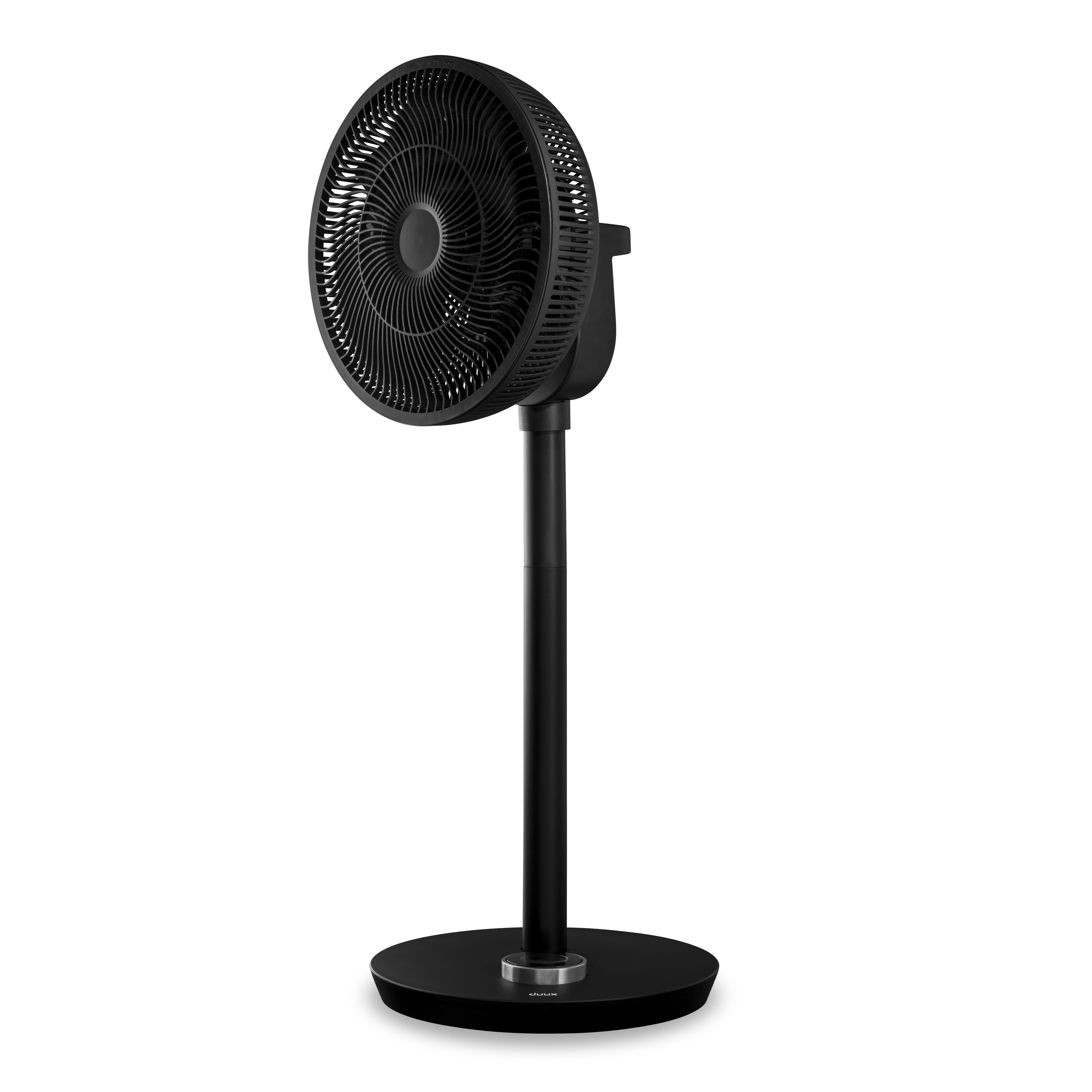 Ein schwarzer Standventilator auf weißem Hintergrund, Seitenansicht.