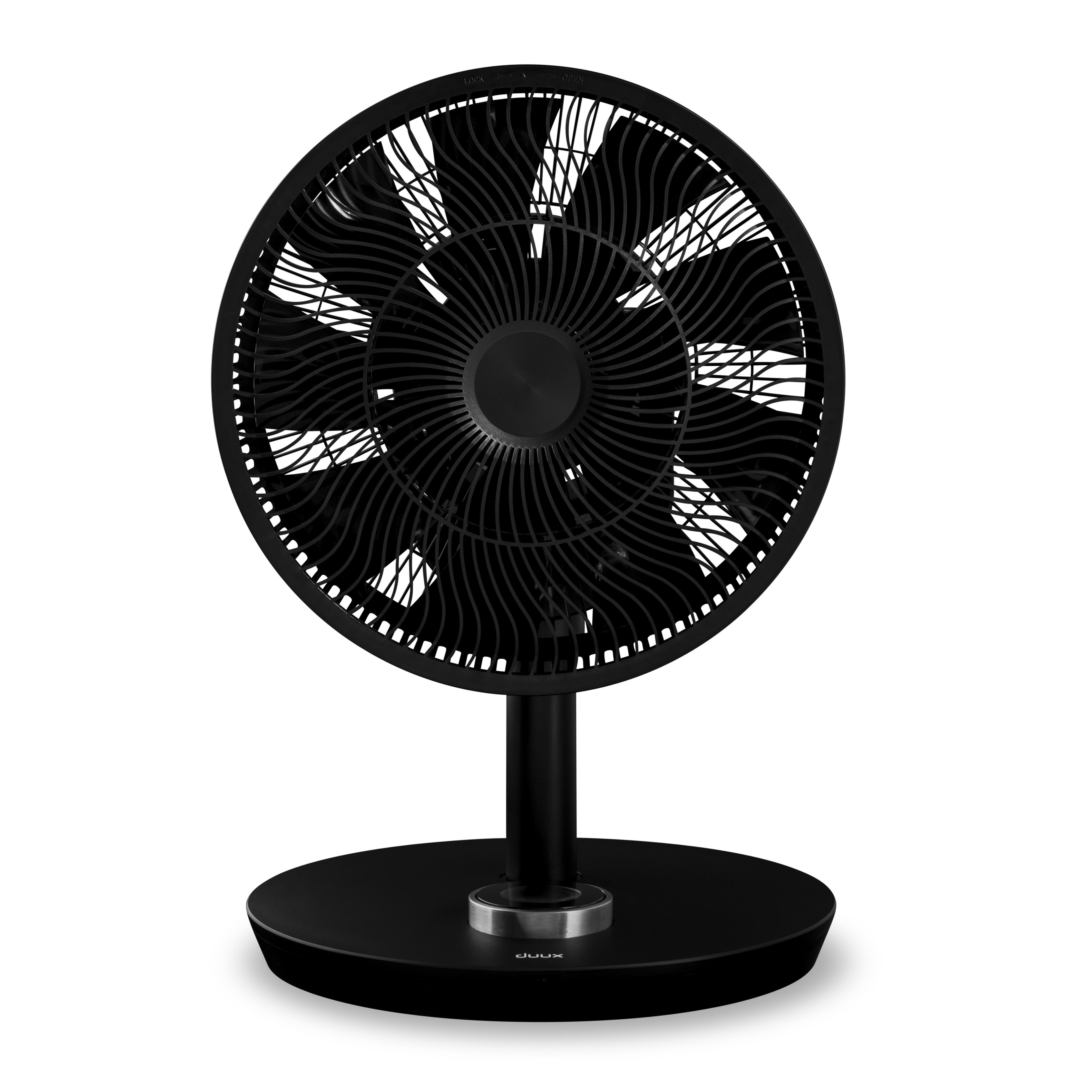 Schwarzer Tischventilator mit rundem Fuß und einem Ventilatorkopf mit gebogenen Blättern.