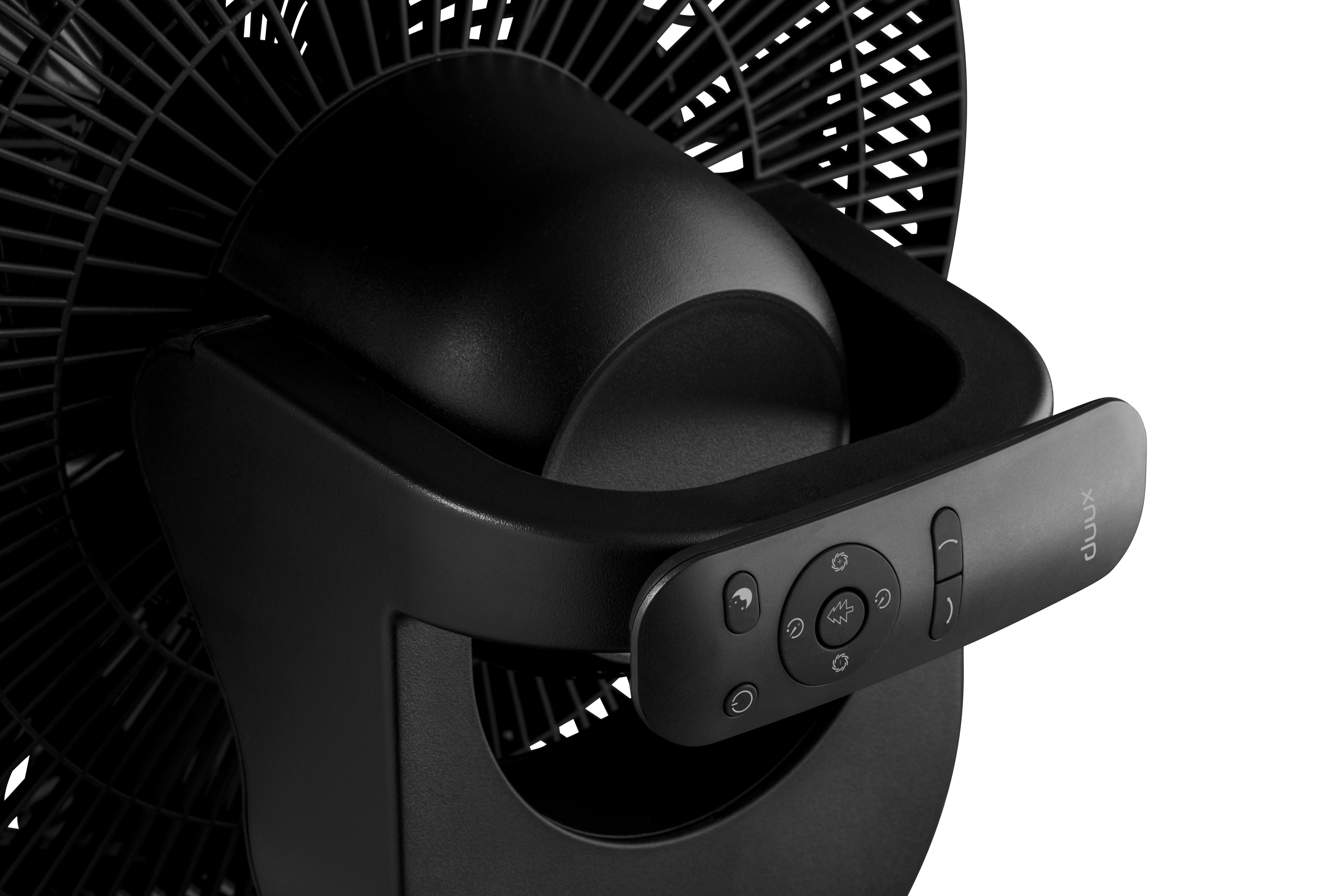 Nahaufnahme eines schwarzen Ventilators mit Fernbedienung. Der Ventilator hat ein gebogenes Design und Knöpfe.