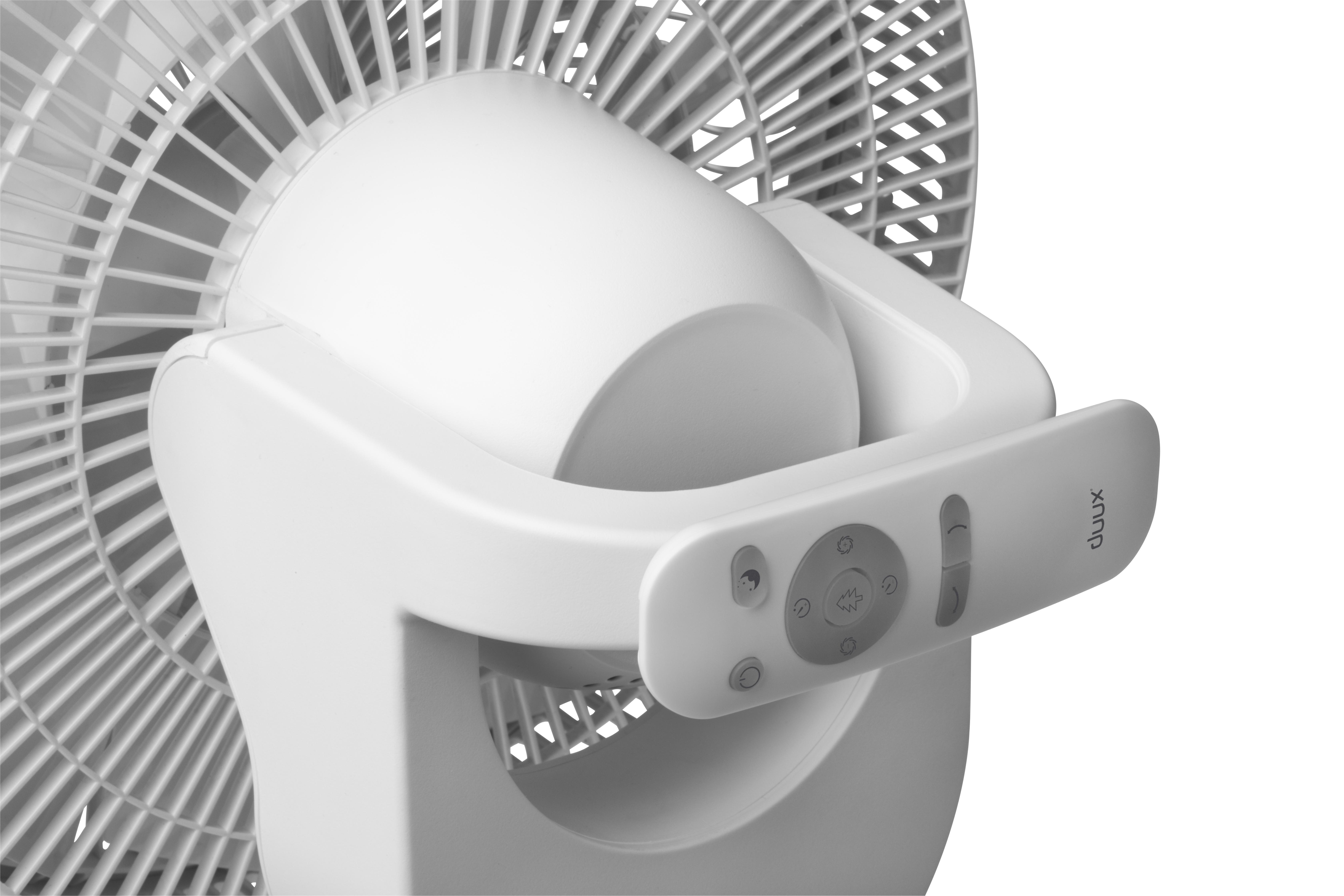 Nahaufnahme eines weißen Ventilators mit Griff und Bedientasten. Die Lüfterflügel sind sichtbar.