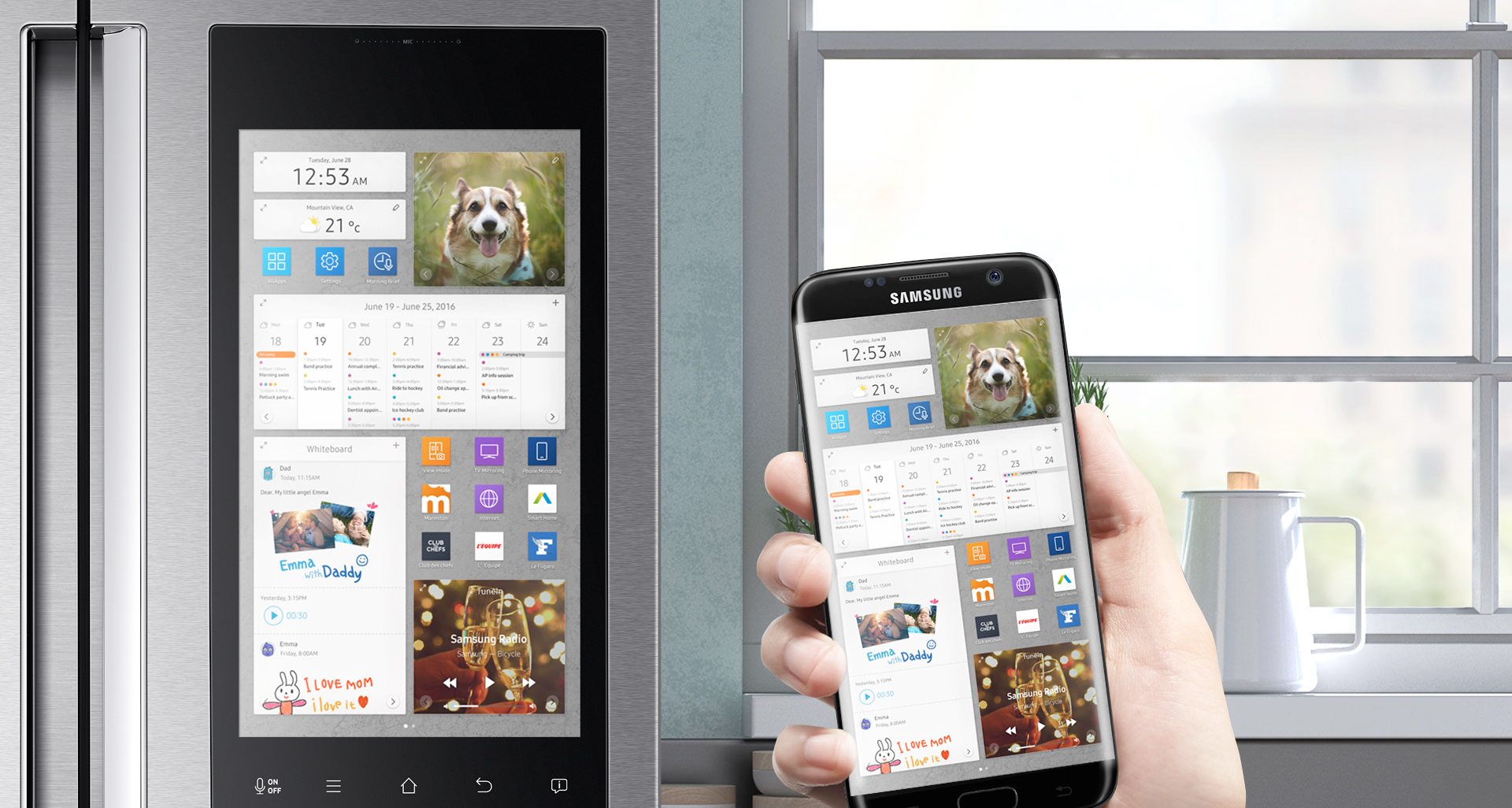 Ein intelligenter Kühlschrank zeigt einen Kalender, und ein Telefon zeigt dasselbe.