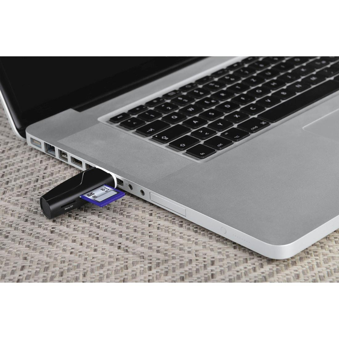 Laptop mit SD-Kartenleser und eingelegter SD-Karte.