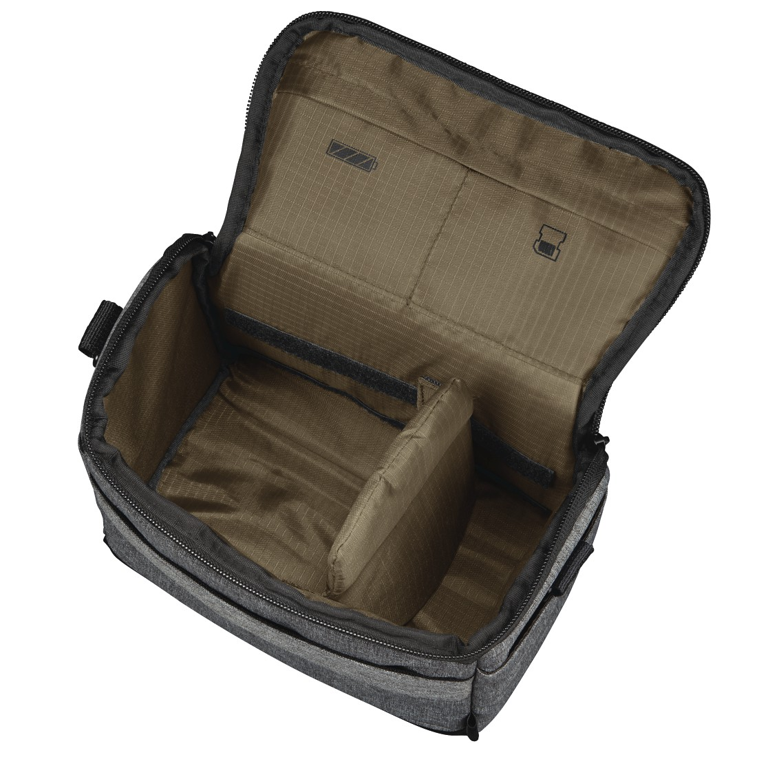 In einer grauen Kameratasche mit Trennwänden. Die Tasche ist offen.