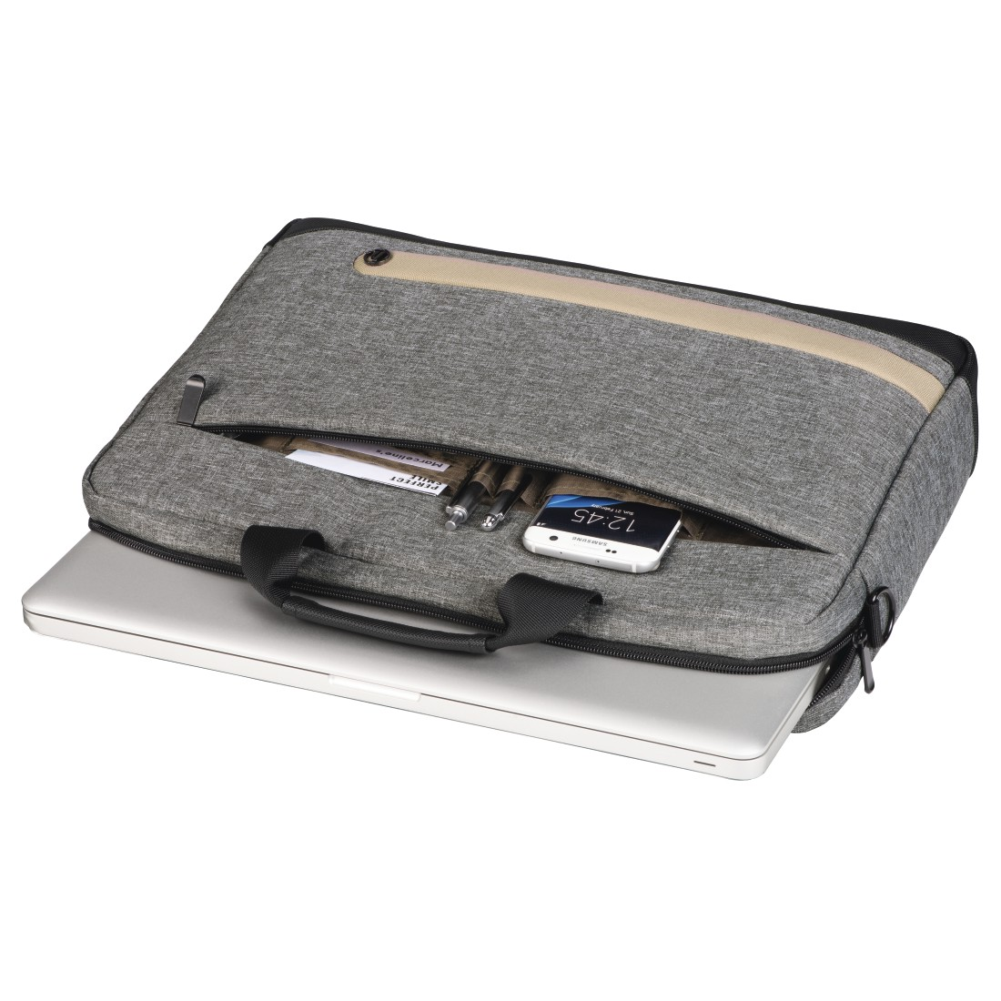 Eine graue Laptoptasche, offen, mit Laptop, Stiften, Telefon und Papieren sichtbar. Die Tasche ist auf weißem Hintergrund.