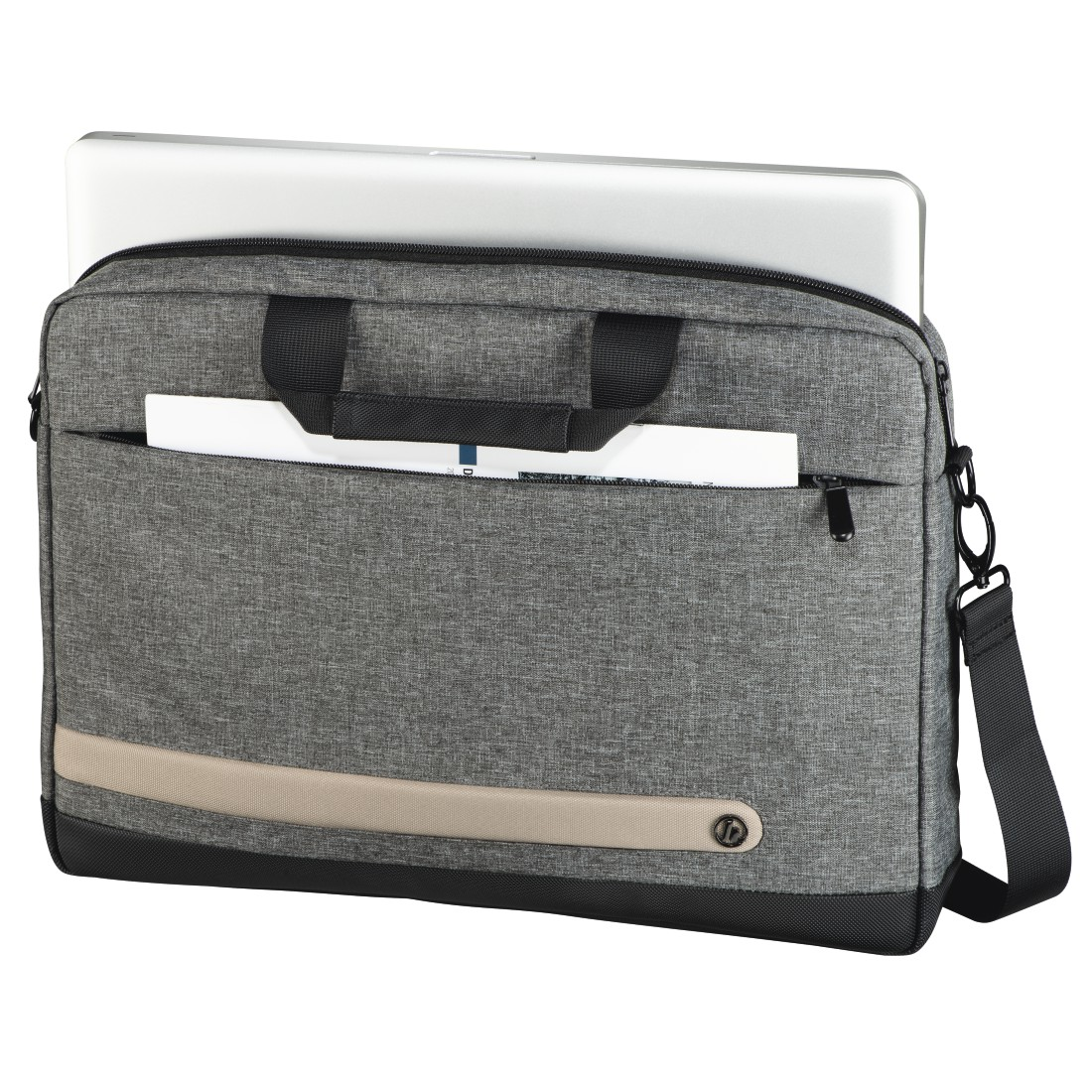 Eine graue Laptoptasche mit einem Laptop darin und einem sichtbaren Papier. Die Tasche hat einen schwarzen Riemen.