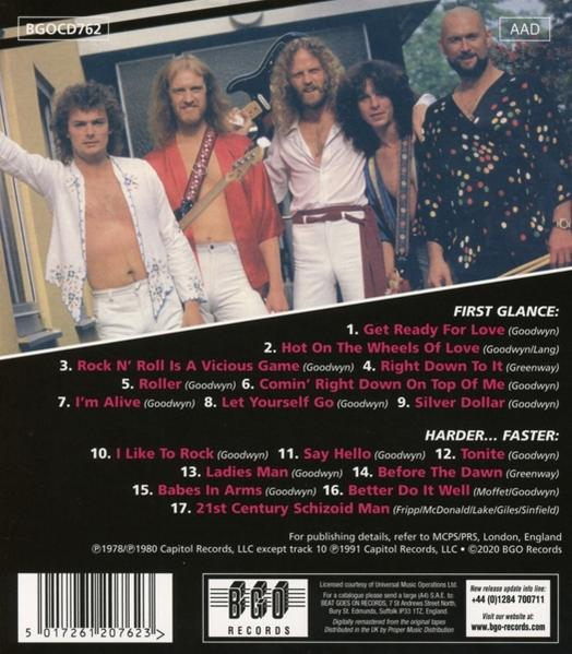 Albumcover, Bandfoto, Trackliste. Bandmitglieder stehen mit Instrumenten.