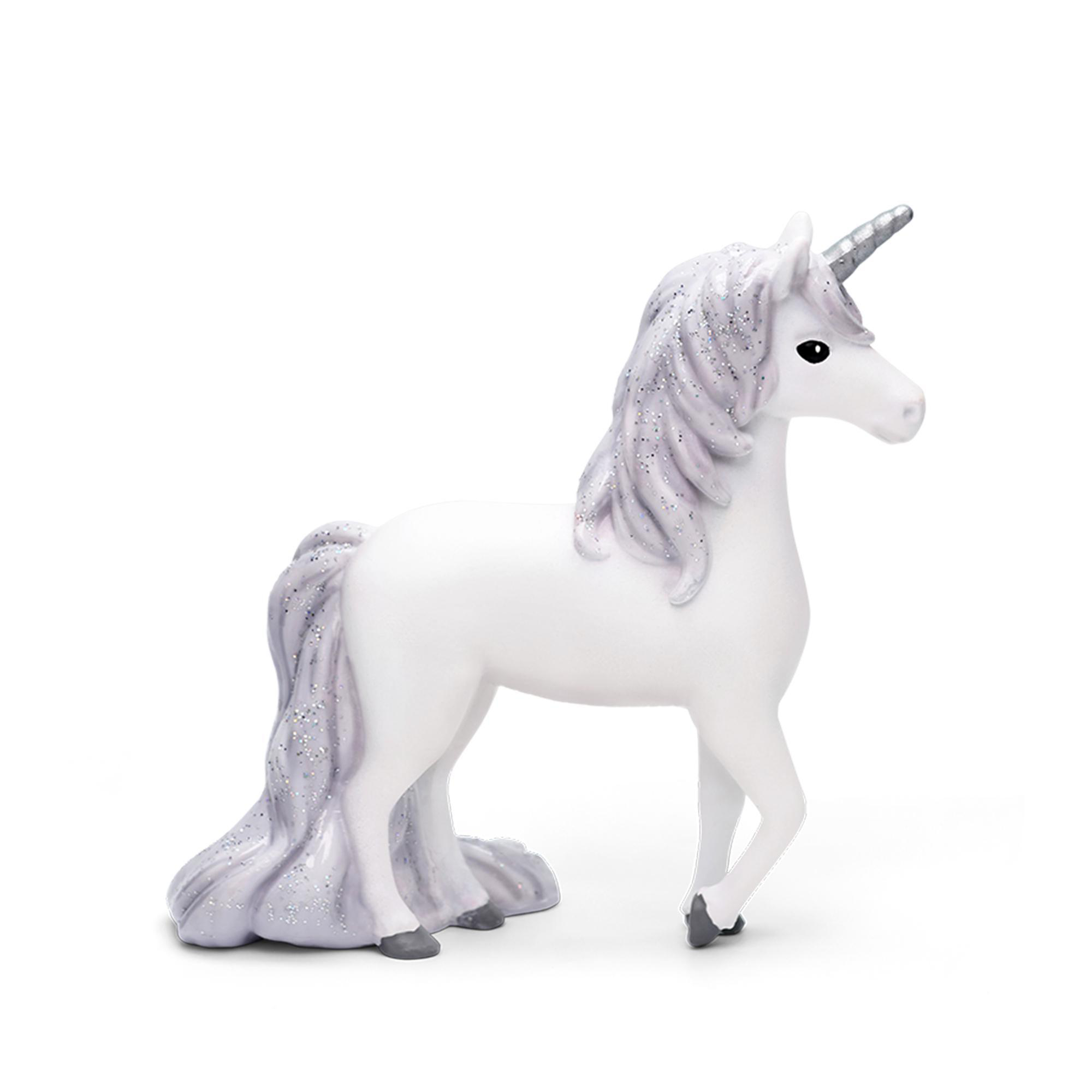 Eine weiße Einhornfigur steht mit silbernem Horn und Mähne auf weißem Hintergrund.