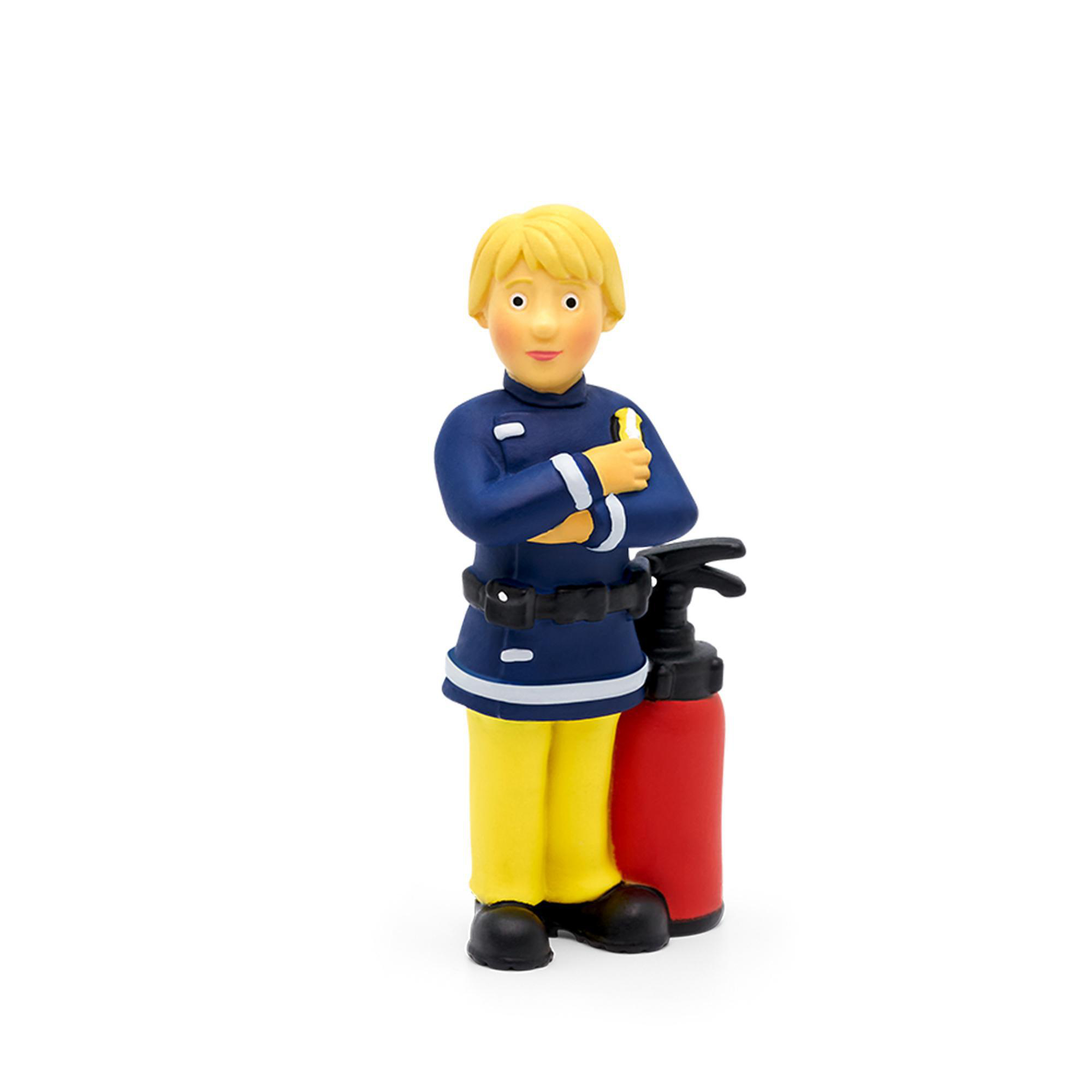 Spielzeug-Feuerwehrmann mit rotem Feuerlöscher, stehend auf weißem Untergrund.