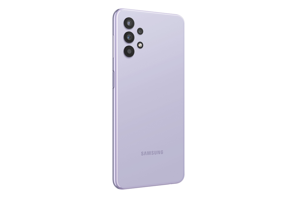 La parte trasera de un teléfono púrpura Samsung Galaxy A32 5G. Hay tres cámaras. El fondo es blanco.