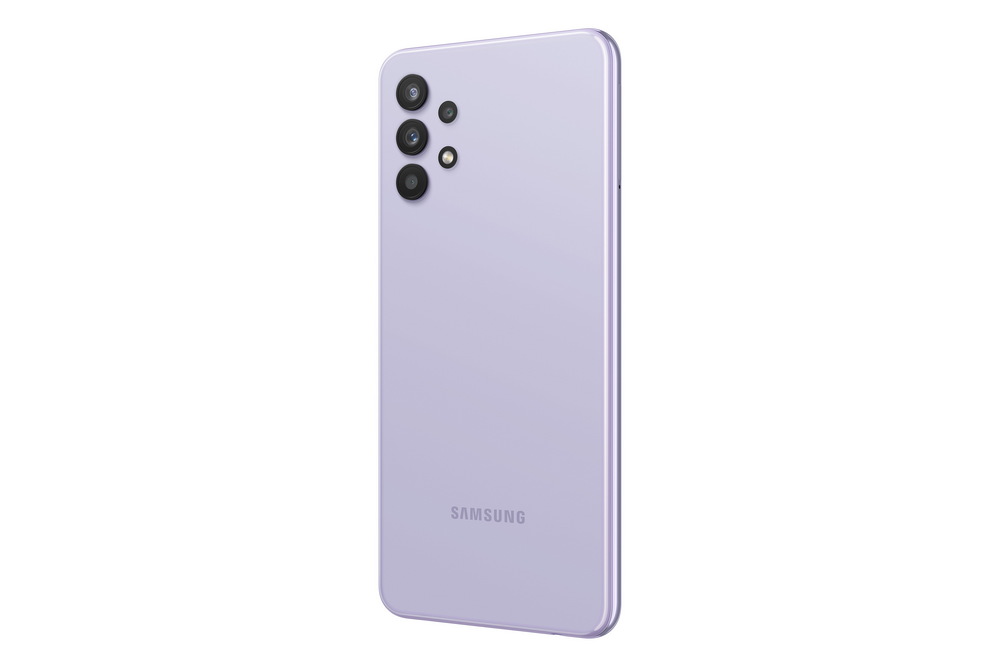 Un teléfono Samsung lavanda, vista trasera. Tiene tres cámaras y el logo de Samsung.