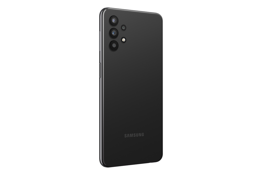 La parte trasera de un teléfono inteligente Samsung negro con tres lentes.