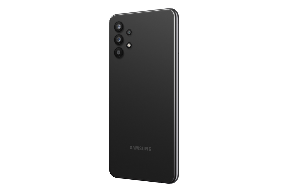Smartphone Samsung negro con cámara de triple lente en la parte trasera, mostrando el perfil lateral.